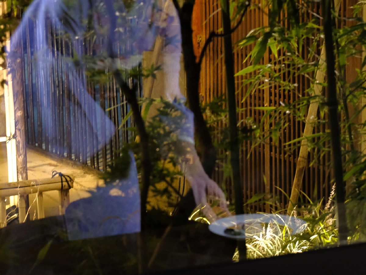 料理を提供される様子